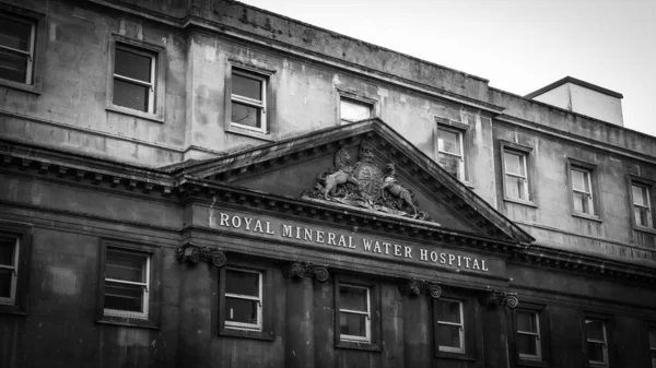 Royal Mineral Water Hospital em Bath Inglaterra em preto e branco — Fotografia de Stock