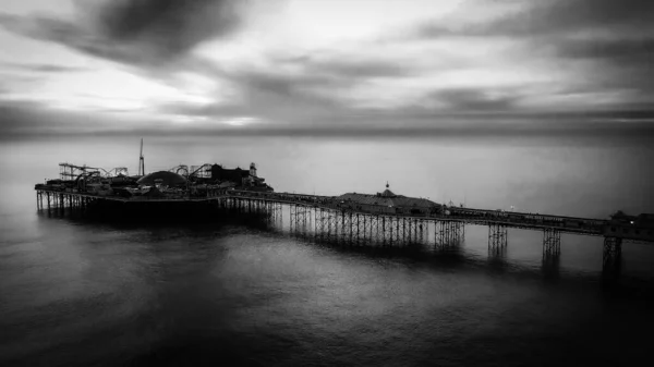 Brighton Pier en Inglaterra - vista aérea en blanco y negro —  Fotos de Stock