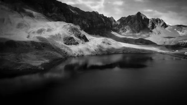Lot nad cudowną przyrodą Szwajcarii - Alpy Szwajcarskie w czerni i bieli — Zdjęcie stockowe