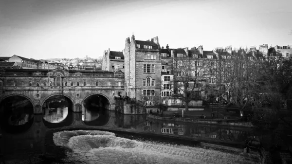 Stadtansichten von Bath England in schwarz-weiß — Stockfoto