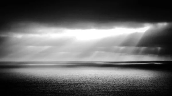 Dramatické nebe nad oceánem v černé a bílé — Stock fotografie