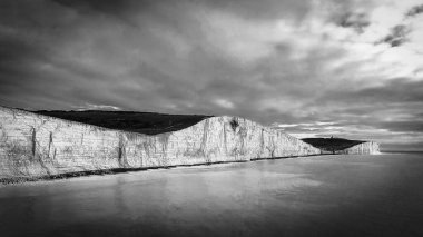 İngiliz sahilindeki yedi kız kardeş, yukarıdan siyah beyaz kayalıklar.