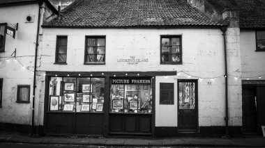 Bath şehrindeki Bath 'ın aynası siyah beyaz - BATH, İngiltere - 29 Aralık 2019