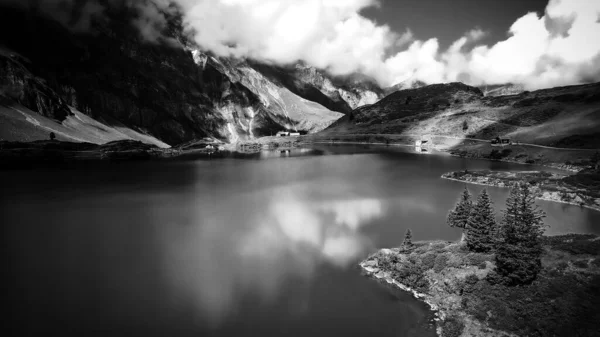 Wspaniałe kolory Szwajcarii - Lot nad Alpami Szwajcarskimi w czerni i bieli — Zdjęcie stockowe