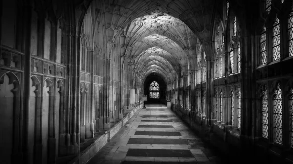 Catedral de Gloucester famosa na Inglaterra em preto e branco - GLOUCESTER, REINO UNIDO - DEZEMBRO 31, 2019 — Fotografia de Stock