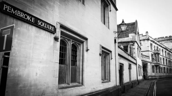 Paisajes urbanos de Oxford en Inglaterra en blanco y negro - OXFORD, REINO UNIDO - 31 DE DICIEMBRE DE 2019 — Foto de Stock