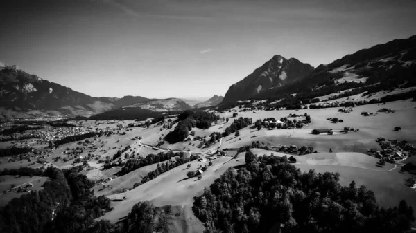 Natura cattiva della Svizzera dall'alto in bianco e nero — Foto Stock