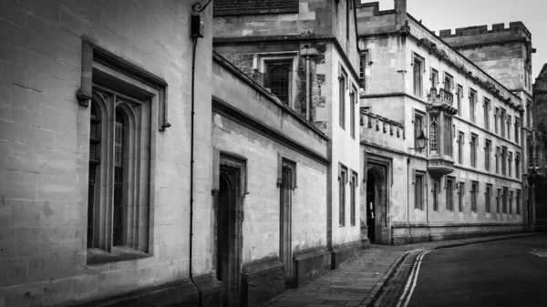 Paisajes urbanos de Oxford en Inglaterra en blanco y negro - OXFORD, REINO UNIDO - 31 DE DICIEMBRE DE 2019 — Foto de Stock