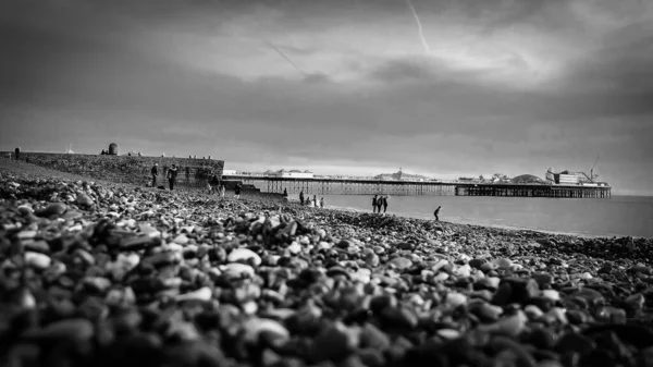 Brighton Pier en Inglaterra - vista aérea en blanco y negro - BRIGHTON, REINO UNIDO - 28 DE DICIEMBRE DE 2019 —  Fotos de Stock