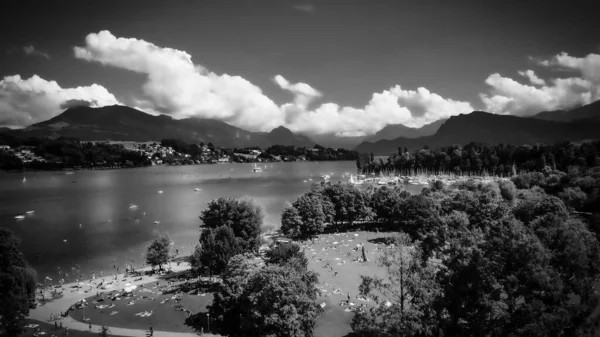 Lucerne İsviçre ve Lucerne Gölü. Siyah beyaz gökyüzü manzaralı. — Stok fotoğraf