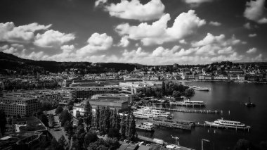 Lucerne İsviçre ve Lucern Gölü üzerinde siyah beyaz hava manzarası