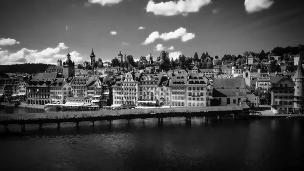 Vacker stad Lucerne i Schweiz uppifrån i svart och vitt — Stockfoto