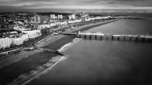 Brighton Beach dall'alto - fantastica vista aerea in bianco e nero — Foto Stock
