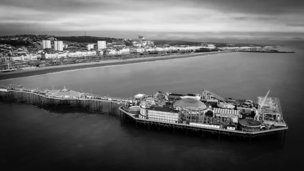 Brighton Pier desde arriba - vista aérea sobre Brighton Beach en blanco y negro —  Fotos de Stock