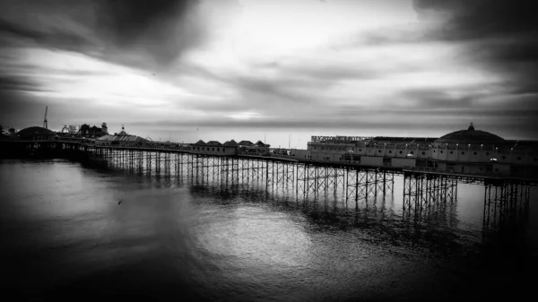 Brighton Pier v Anglii - letecký pohled v černobílém — Stock fotografie