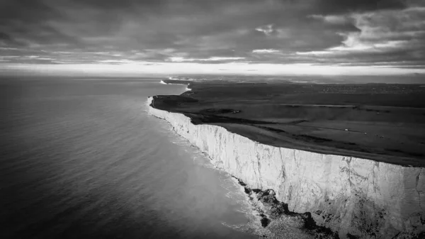 Acantilados blancos en la costa inglesa - vista aérea en blanco y negro —  Fotos de Stock