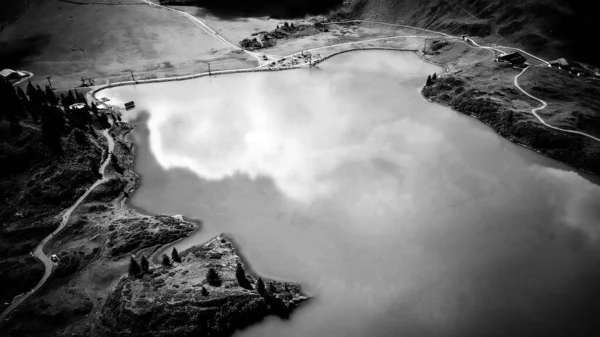 Incrível natureza da Suíça nos Alpes Suíços em preto e branco — Fotografia de Stock