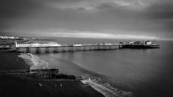 Brighton Pier in England - vista aérea em preto e branco - BRIGHTON, REINO UNIDO - 28 DE DEZEMBRO DE 2019 — Fotografia de Stock