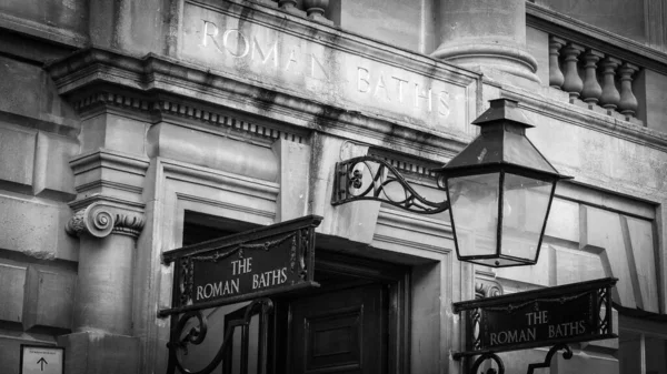 Die berühmten Römischen Bäder in der historischen Stadt Bath England in schwarz-weiß — Stockfoto