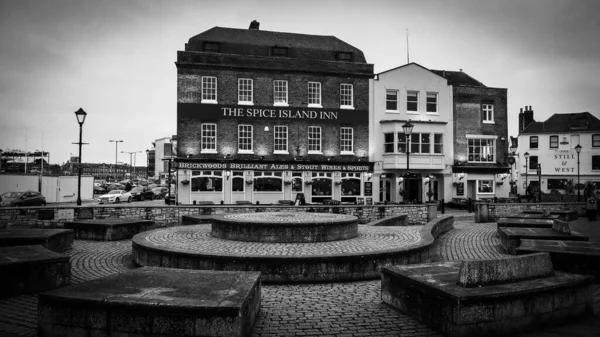 ポーツマスイングランドの黒と白の街並み- PORTSMOUTH, ENGLAND - 2019年12月29日 — ストック写真