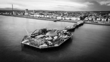 İngiltere 'deki Brighton İskelesi ve Sahili üzerinde siyah beyaz muhteşem bir hava manzarası var.