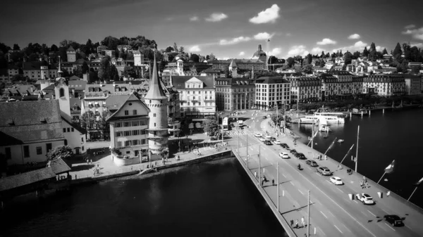Flygfoto över staden Lucerne Schweiz och sjön Lucern i svart och vitt — Stockfoto