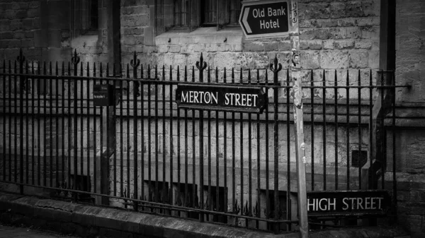 Merton Street i Oxford England i sort og hvid - Stock-foto