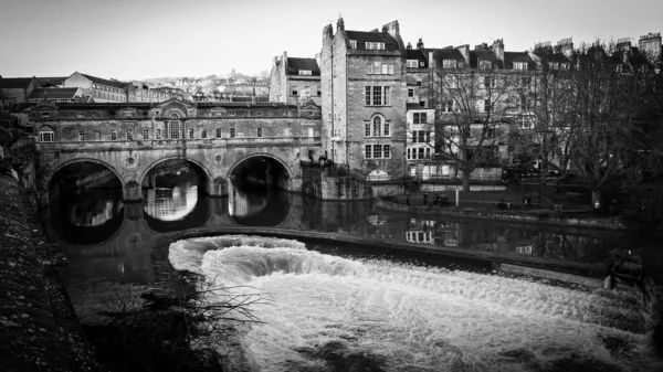 Pulteney Bridge in Bath England in schwarz-weiß - BATH, ENGLAND - 29. DEZEMBER 2019 — Stockfoto