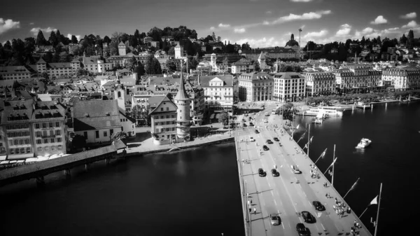 Traffico nella città di Lucerna in Svizzera in bianco e nero — Foto Stock