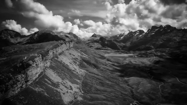 Los Alpes Suizos en Melchsee Frutt en blanco y negro — Foto de Stock