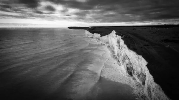 Seven Sisters - The white cliffs at the South coast of England in black and white — Stock Photo, Image