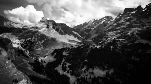 Le Alpi svizzere al Melchsee Frutt in bianco e nero — Foto Stock