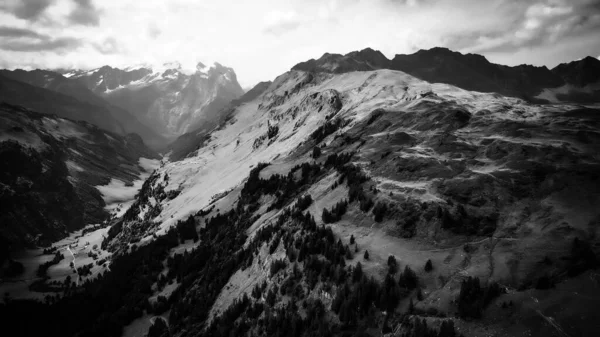 Natura straordinaria delle Alpi svizzere - il quartiere Melchsee Frutt i in bianco e nero — Foto Stock