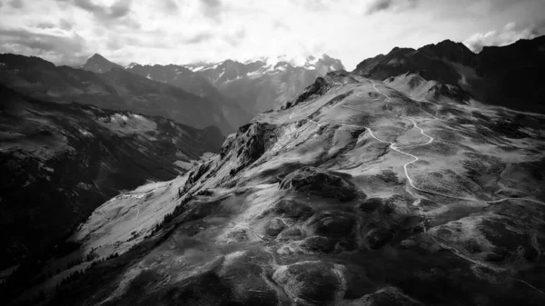 Luogo di vacanza popolare nelle Alpi svizzere - il Melchsee Frutt dis in bianco e nero — Foto Stock