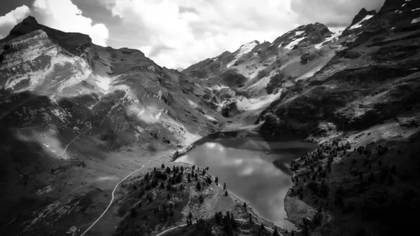 Paesaggio da favola - le Alpi svizzere con la sua fantastica na in bianco e nero — Foto Stock
