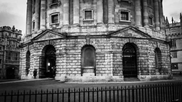 Cityscapes of Oxford in England in black and white - OXFORD, UNITED KINGDOM - DECEMBER 31, 2019 — стокове фото