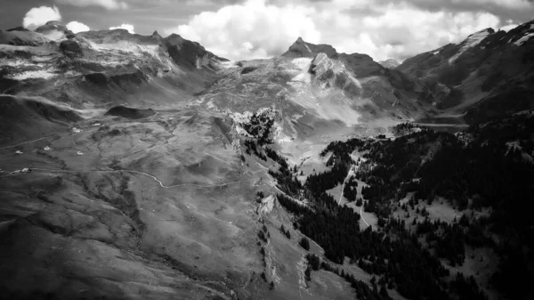 Paesaggio da favola - le Alpi svizzere con la sua fantastica na in bianco e nero — Foto Stock