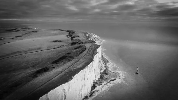 Acantilados blancos en la costa inglesa - vista aérea en blanco y negro —  Fotos de Stock