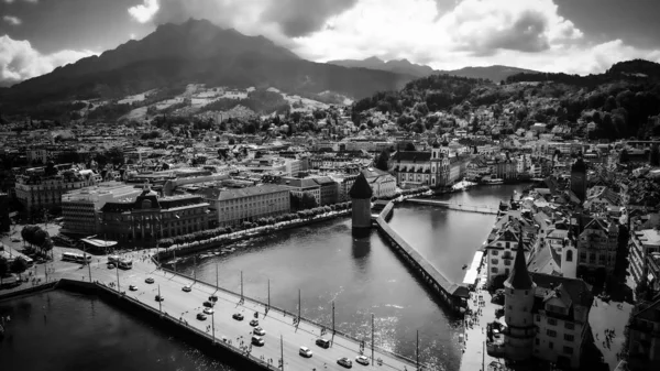 Bela cidade de Lucerna na Suíça de cima em preto e branco — Fotografia de Stock