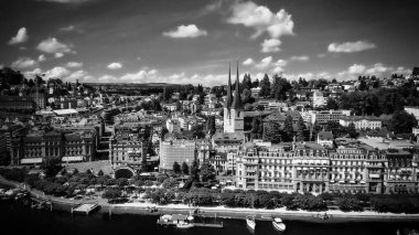 İsviçre 'nin Lucerne şehrinde güneşli bir günde - siyah beyaz hava manzarası
