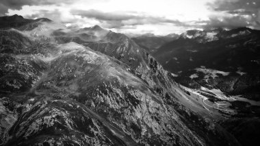 İsviçre 'deki Gotthard Geçidi üzerinde siyah beyaz uçuş