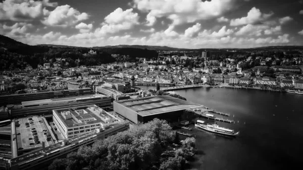 Vue aérienne de la ville de Lucerne Suisse et du lac des Quatre-Cantons en noir et blanc — Photo