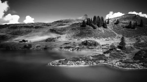 Η όμορφη λίμνη βουνό στις Ελβετικές Άλπεις - εναέρια άποψη για M σε μαύρο και άσπρο — Φωτογραφία Αρχείου