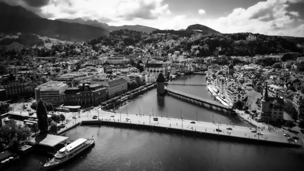 Miasto Lucerna w Szwajcarii w słoneczny dzień - widok z powietrza w czerni i bieli — Zdjęcie stockowe