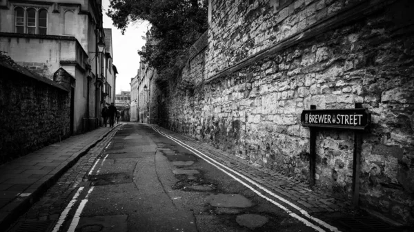 Брюэр-стрит в Оксфорде, Англия в черном и белом - ОКСФОРД, КИНОГОРД - 31 декабря 2019 года — стоковое фото