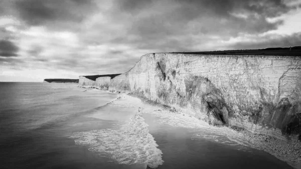 Белые скалы на английском побережье - вид с воздуха в чёрном и белом цветах — стоковое фото