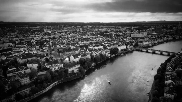 Kvällsutsikt över staden Basel i Schweiz i svartvitt — Stockfoto