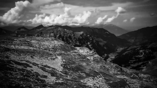 Lugar de vacaciones popular en los Alpes suizos: el Melchsee Frutt dis en blanco y negro —  Fotos de Stock