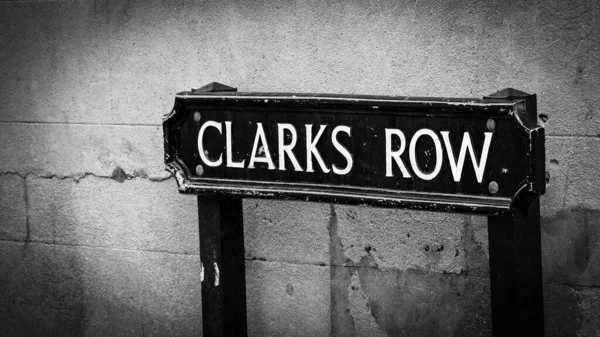 Clarks Row Straßenschild in Oxford England in schwarz-weiß — Stockfoto