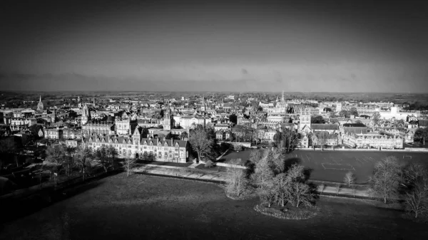 Oxford Şehri ve Christ Church Üniversitesi - siyah beyaz gökyüzü görüşü — Stok fotoğraf